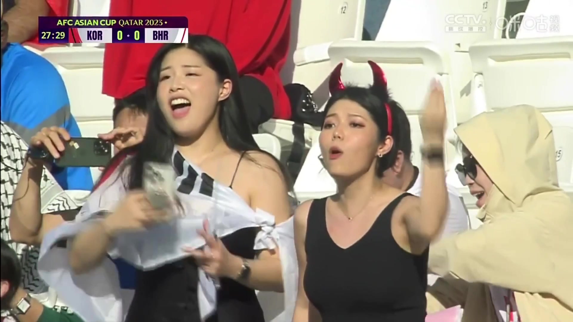 争奇斗艳！镜头频频给看台上的韩国女球迷